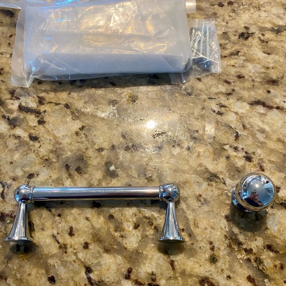 Hardware- 4 knobs and 2 pulls - Picture 2 of 3